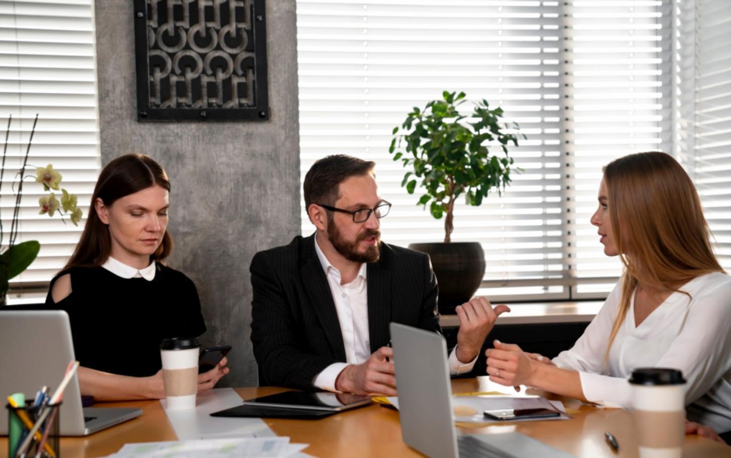 Oficina moderna donde trabaja el equipo valtheronixu